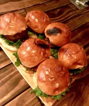 【絶品バーガー付1次会コース】120分飲み放題+ハーフサイズバーガー+サラダ+おつまみ３品 4500円