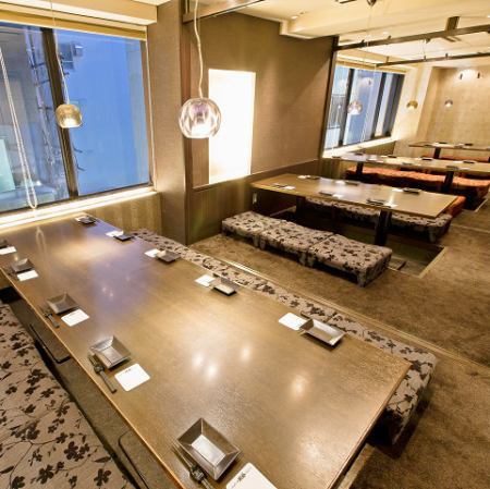 【個室宴会は最大30名までのご宴会可能です。会社宴会に◎】2時間飲み放題付きコースに+550円(税込)でプレミアム飲み放題に変更が可能です！日本酒、焼酎などの銘柄のお酒をご堪能いただけます♪掘りごたつ個室でお過ごし頂きながら日本酒や海鮮料理、炙り料理をご堪能くださいませ・・・♪ご予約お待ちしております。