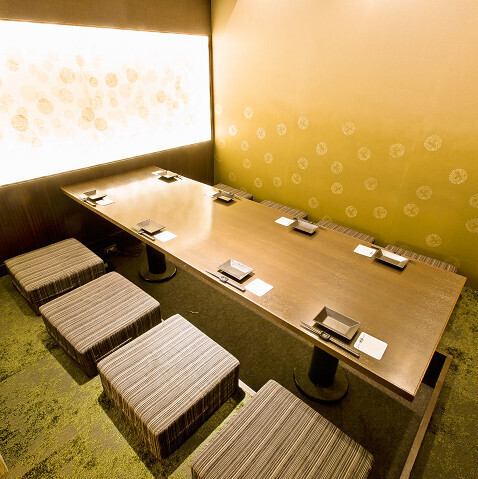 【仲の良いご友人・知人様とのお食事に最適な個室席】ゆったりお過ごし頂ける個室席を完備しており、広々とした空間でのお食事とお酒をお愉しみいただけます。お料理やお酒も豊富にご用意しておりますので、飲み会やお食事の席に最適です。