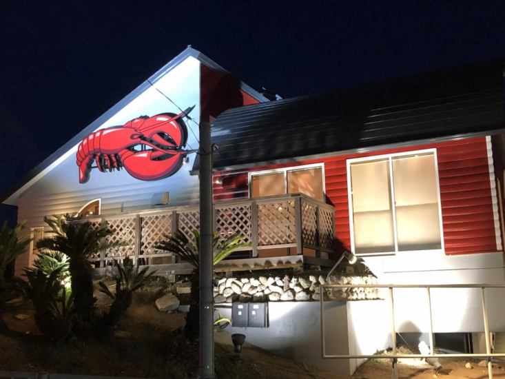 The black roof along the Zushi coast has a red body! Enjoy the fresh seafood while gazing at the sea.