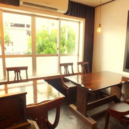 The table seat by the window is a popular seat with a good atmosphere.
