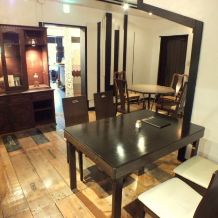 Clean table seats where you can enjoy the atmosphere of a foreigner's house.
