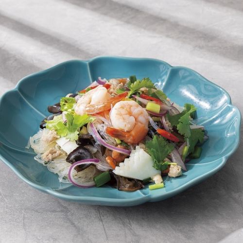 Spicy salad with seafood and vermicelli