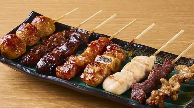 《看板メニュー!》国産若鶏を使用!焼き鳥盛り合わせ♪869円(税込)◆