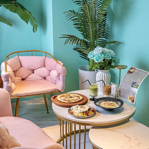 【リラックスできるソファー席で、長時間の滞在も快適◎】長時間滞在可能なソファー席も完備しているため、8名様でゆったりとした時間を過ごせます。友人との語らいや、ちょっとしたミーティング等、様々なシーンに最適です。心地よい空間で、食事を楽しみながらリラックスした時間をお過ごしくださいませ♪