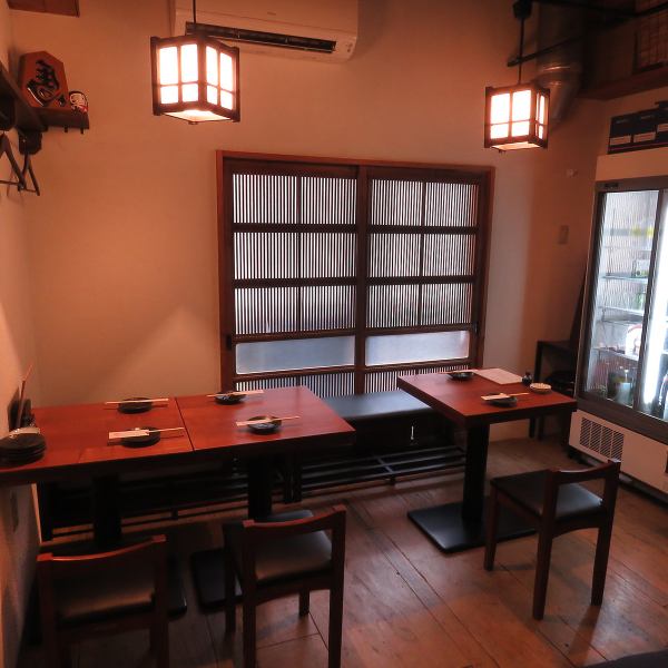 優しい灯りで照らされた店内は、ゆっくりお寛ぎいただける空間となっております。