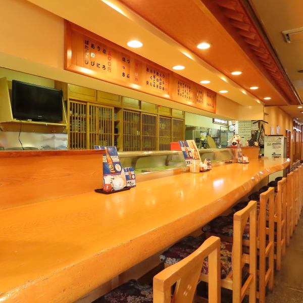 【職人の技を間近で楽しめる】店内には、職人が寿司を握る姿を目の前で見られるカウンター席をご用意しています。活気あふれる職人の手さばきや、新鮮なネタを眺めながらお食事を楽しめる特等席です。お一人様でも気軽に立ち寄れるので、ふらっと一杯飲みたい時にもおすすめです。