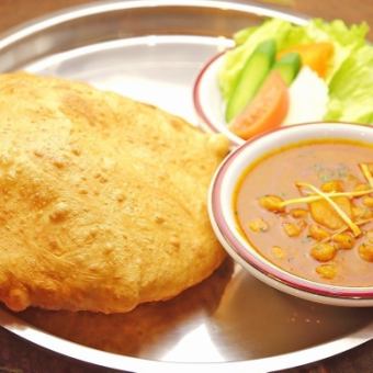 For those who want to taste authentic Indian cuisine [Fried bread and drinks also available!] Chana Bhatura set 1,628 yen