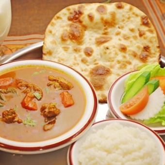 Free refills♪ [Kashmili soup curry set] Soup curry set with drink and roti 1,628 yen