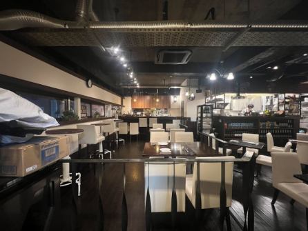 The ceiling is high and the interior is open.The tables can also be moved, so you can rent out the layout to your liking.There's also a projector in the store, and we'll be showing soccer, rugby, and more!