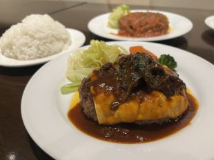 <Lunch> Hamburger steak topped with A5 Japanese black beef stew (comes with salad and rice)
