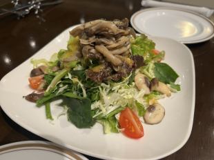 Salad with sauteed mushrooms, onion and garlic dressing