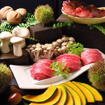 【秋季限定】8 道菜，包括牛舌排和紫苏叶包裹的炸秋刀鱼，5000 日元（含税）即可享受 120 分钟畅饮。