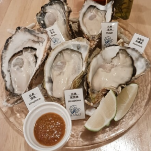 Assortment of 5 kinds of raw oysters