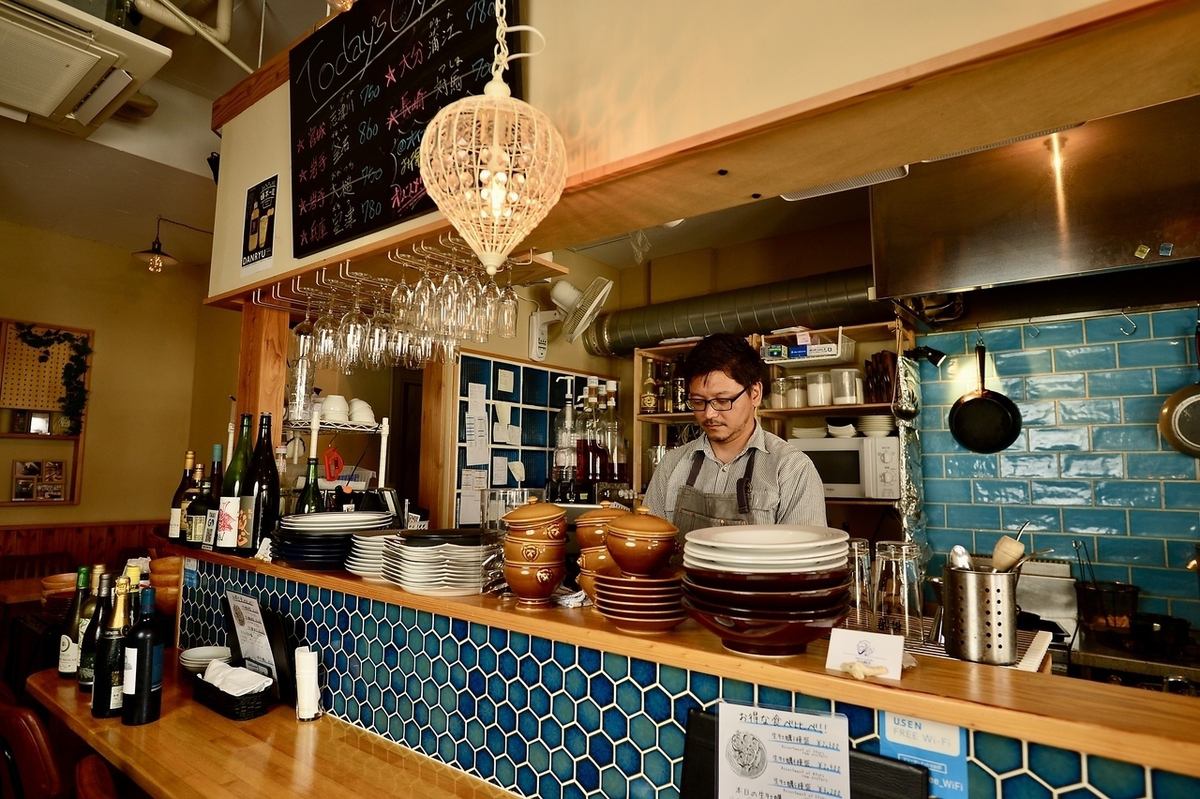 A stylish shop with a blue and white theme, located quietly away from the downtown area