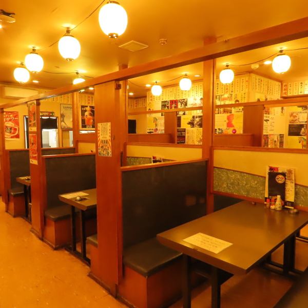【大衆居酒屋】お祭り気分になれると好評の内装です！自慢の居酒屋料理と激安ドリンク何杯でもゆったり堪能出来るように、2名席、4名席、6名席などレイアウト様々に、多種多様なお席をご用意しておりますので様々なシーンに対応可能！