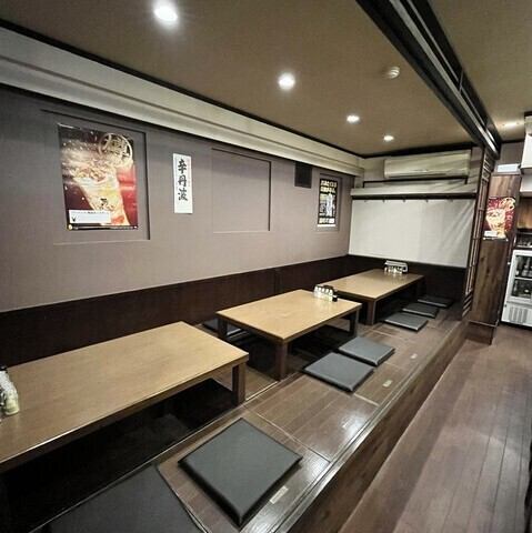 広々とした空間で落ち着いた雰囲気が魅力の掘りごたつ席は全部で14席ございます！最大6名様まで半個室として利用する事も可能ですので、女子会や友人との飲み会にもオススメです☆