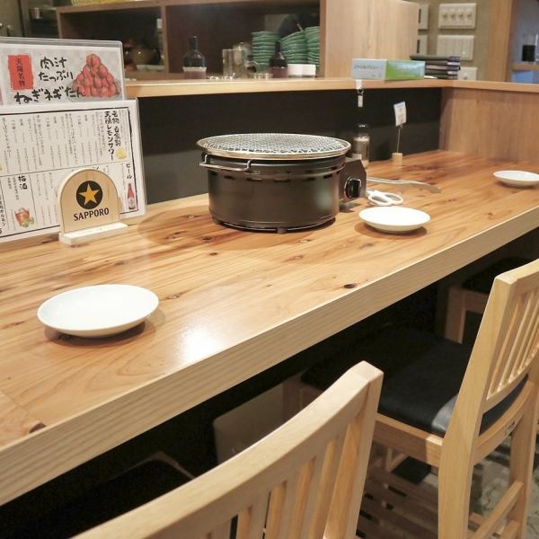 【一人焼肉にぴったり】オープンキッチンで開放感のあるカウンター席。注文もしやすく、気軽にふらっと一人や二人で焼肉を楽しむときに最適なお席です。各席に排煙ダクトを設置しているので煙や匂いも気になりません♪
