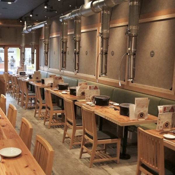 【大人数でのお食事にも】４名様テーブルを３卓、２名様テーブルを６卓完備しております！少人数でのお食事だけではなく、忘年会、歓迎会、送別会、仲間内での飲み会や同窓会など各種ご宴会にお使いいただけます！