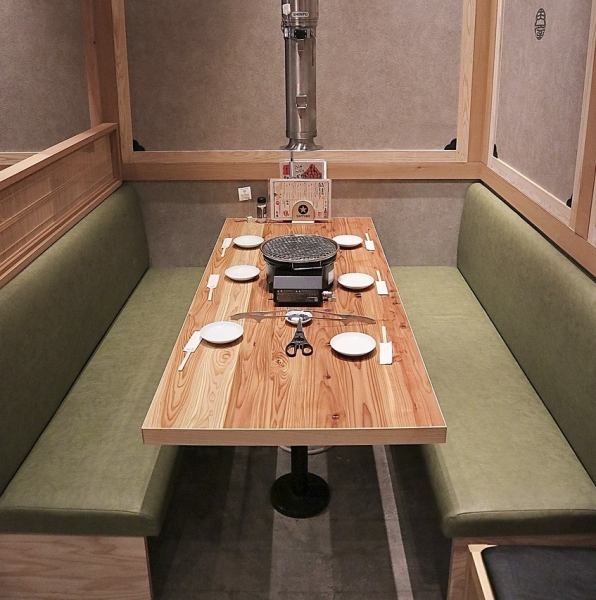 【ゆったり6名様席あり】6名様で座ってもゆとりのある大テーブルのお席をご用意しています。最大6名様までご来店が可能となっております！お集まりに是非ご利用ください♪人気のお席なので事前のご予約がおすすめです！！