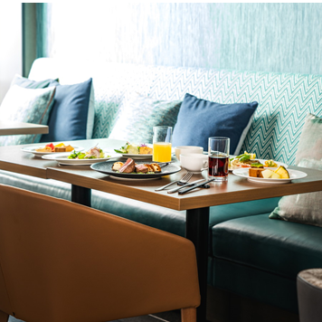 【大きな窓が開放的】女子会やママ会などのランチのご利用も大歓迎です◎淀屋橋駅から徒歩約3分、本町駅から徒歩約4分とアクセス抜群の当店★大きな窓が特徴の開放的な店内は、ランチタイムには太陽の光が差し込み、明るく心地よい雰囲気となります♪女子会やママ会、お子様連れのご家族にもぴったりです◎