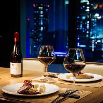 【夜景を一望できる窓側席】誕生日や記念日などの特別な日に最適な、夜景を独り占めできるお席です◎地上15階から見下ろす大阪の街並みは、まるで宝石をちりばめたかのようにキラキラと輝きます★目の前に広がる絶景を眺めながらの食事は、大切な時間をよりロマンチックに彩り、忘れられない思い出となるでしょう♪