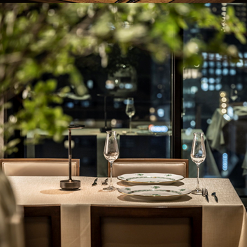 【広々としたテーブル席】開放感があふれる空間で、ゆったりと景色を眺めながら、お食事を楽しめるテーブル席です♪窓から光が差し込むランチタイムには、明るく清々しい雰囲気のなか、ご友人やご家族との会話が弾みます◎お席も広く、ご利用いただけます◎心ゆくまでくつろぎのひとときをお過ごしくださいませ!