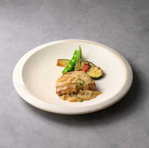 京都日吉豚のコンフィ タマネギとコルニッションのソース