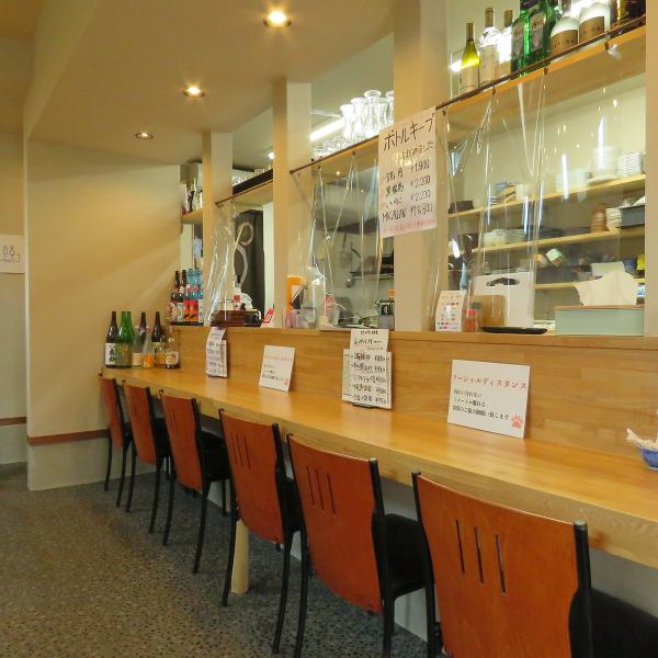 You can enjoy seafood and sake in the store where you can feel the warmth of wood ♪ There are 8 counter seats, so you can use it for one person to medium-sized banquets ♪