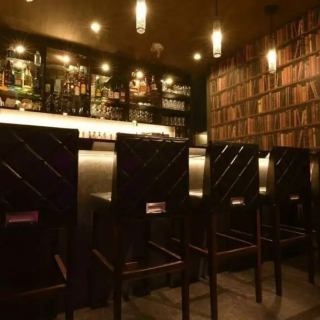 オシャレなバーカウンタータイプのカウンター席は目の前でマジックを見られる人気のお席です。おひとり様はもちろんデートや気の置けないご友人とのご利用にも◎お気軽にご来店ください♪
