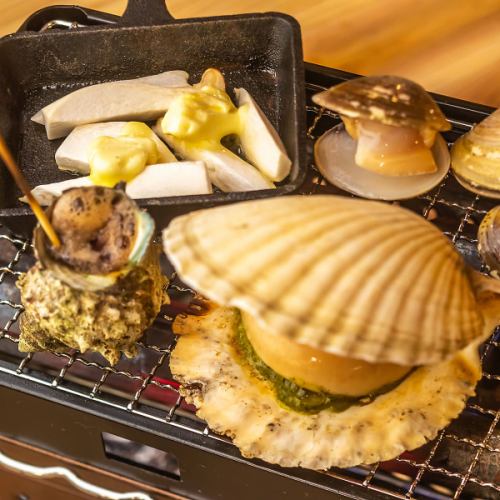 テーブルに備えたコンロで焼きながら味わう浜焼き！