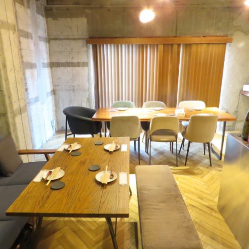 <p>【多彩なシーンに対応】長屋スタイルのスタイリッシュな空間を演出した当店。お一人様でも気軽に立ち寄れるカウンター席と、少人数のグループでのお食事に最適なテーブル席をご用意。全21席の広々とした空間で、様々なシーンにご利用いただけます。</p>