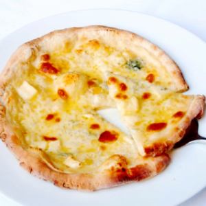 Rich cheese pizza quattro formaggio