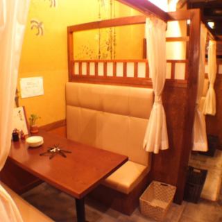 新しく増設された5名様までご利用可能なBOXタイプの個室です。両側がソファー席になっているのでゆったりとお食事を楽しめます！ここはカーテンもついているので完全個室にもなります。
