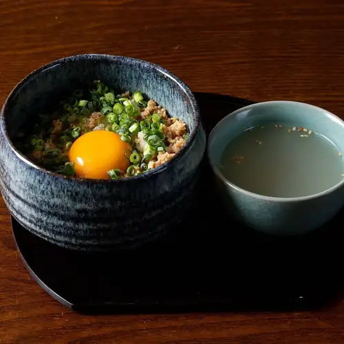 粗挽き鶏そぼろ丼　スープ付き