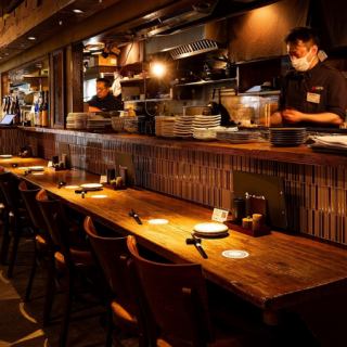 Counter seating for 1-2 people.This is a prime spot where you can enjoy freshly grilled yakitori.The shop has a calm atmosphere, yet you can feel a pleasant sense of liveliness.It's perfect for dates or drinks for two.