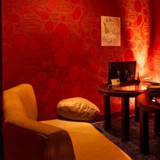 Sofa seating for 2-4 people.This is a relaxing seating area where you can enjoy yakitori and forget about the time.It's perfect for dates or drinks for two.