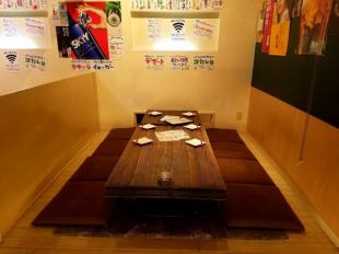 A tatami room that can be used by around 8 people.