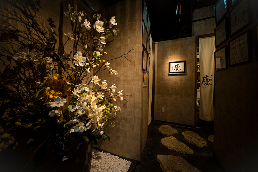 The interior of the store is a sophisticated and high-quality Japanese space.We offer the finest cuisine to entertain important people on business meetings, celebrations, dates, and other occasions.As this is a popular restaurant, we recommend making a reservation in advance.
