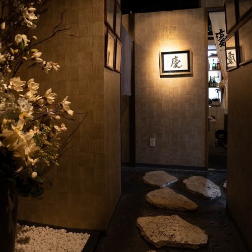 シックな店内で沖縄らしさ感じるドリンク楽しめます