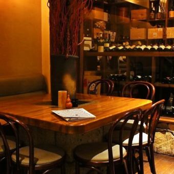【Table seat】 It is a table seat for 4 people.It is okay to connect with the next seat, so we can accommodate a small group party