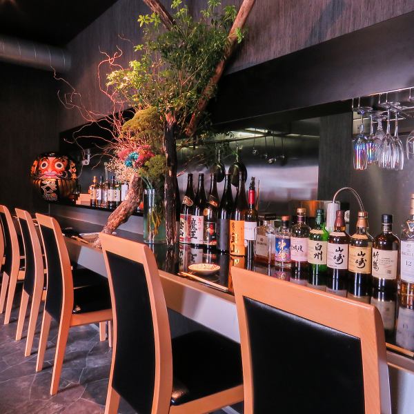 ▼1階にはカウンター席もございます。銘酒を眺めながら、お食事をお楽しみください！カップルやお１人様でもお気軽にどうぞ♪