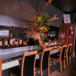 【カウンター席】活気あるキッチンから漂う香りに食欲をそそられます…