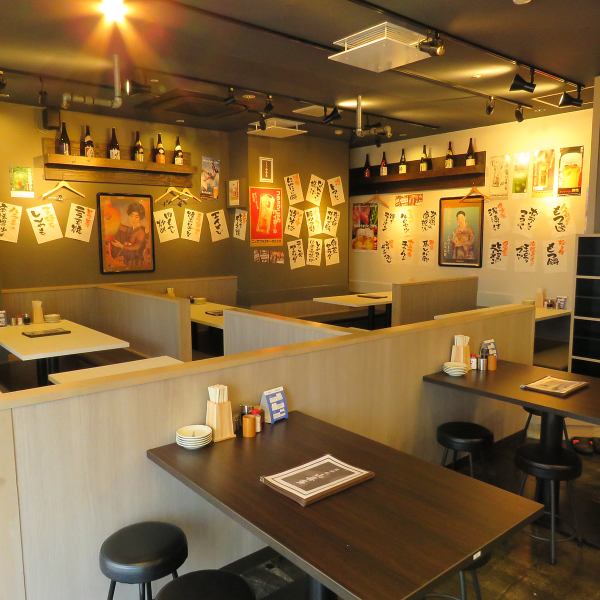 一人や二人での飲みや食事を楽しむ方々にはカウンター席がおすすめです。カウンター席ならではの雰囲気を満喫しながら、シェフの料理を間近で見ることができます。また、シェフとの会話を楽しみながら飲食することも可能で、一人でも楽しい時間を過ごせます。