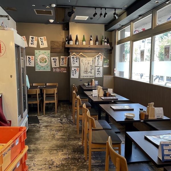 家族連れや友人との食事に最適なテーブル席もご用意しています。店内は広々としており、ゆったりとした時間を過ごせます。また、喫煙可能な席もあり、タバコを吸いながら飲食を楽しむこともできます。くつろぎながら、美味しい料理とドリンクを堪能してください。