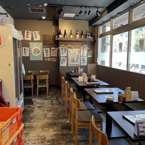 <p>家族連れや友人との食事に最適なテーブル席もご用意しています。店内は広々としており、ゆったりとした時間を過ごせます。また、喫煙可能な席もあり、タバコを吸いながら飲食を楽しむこともできます。くつろぎながら、美味しい料理とドリンクを堪能してください。</p>
