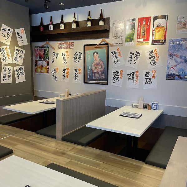 会や歓送迎会に最適な広々とした席。友人や同僚との大切な時間を、居心地の良い空間で過ごせます。落ち着いた照明と、木の温もり溢れる内装が、心地よい時間を演出します。