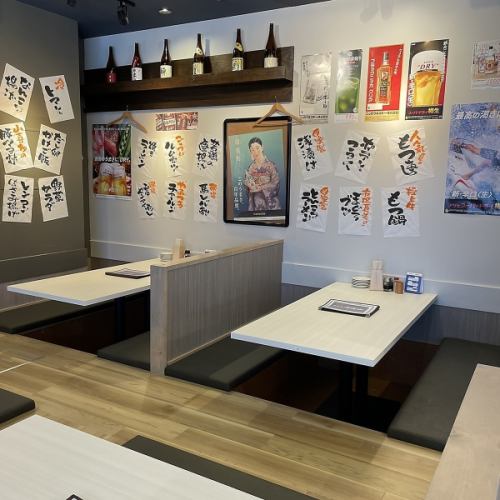 <p>会や歓送迎会に最適な広々とした席。友人や同僚との大切な時間を、居心地の良い空間で過ごせます。落ち着いた照明と、木の温もり溢れる内装が、心地よい時間を演出します。</p>