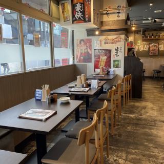 4名掛けテーブル席がございます