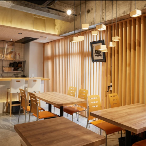 [Atmosphere where you can feel the warmth of wood] The calm interior with a Japanese atmosphere can be used for a variety of occasions, from everyday use to business occasions and special occasions. !